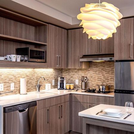 Готель Element Hampton Peninsula Town Center Екстер'єр фото