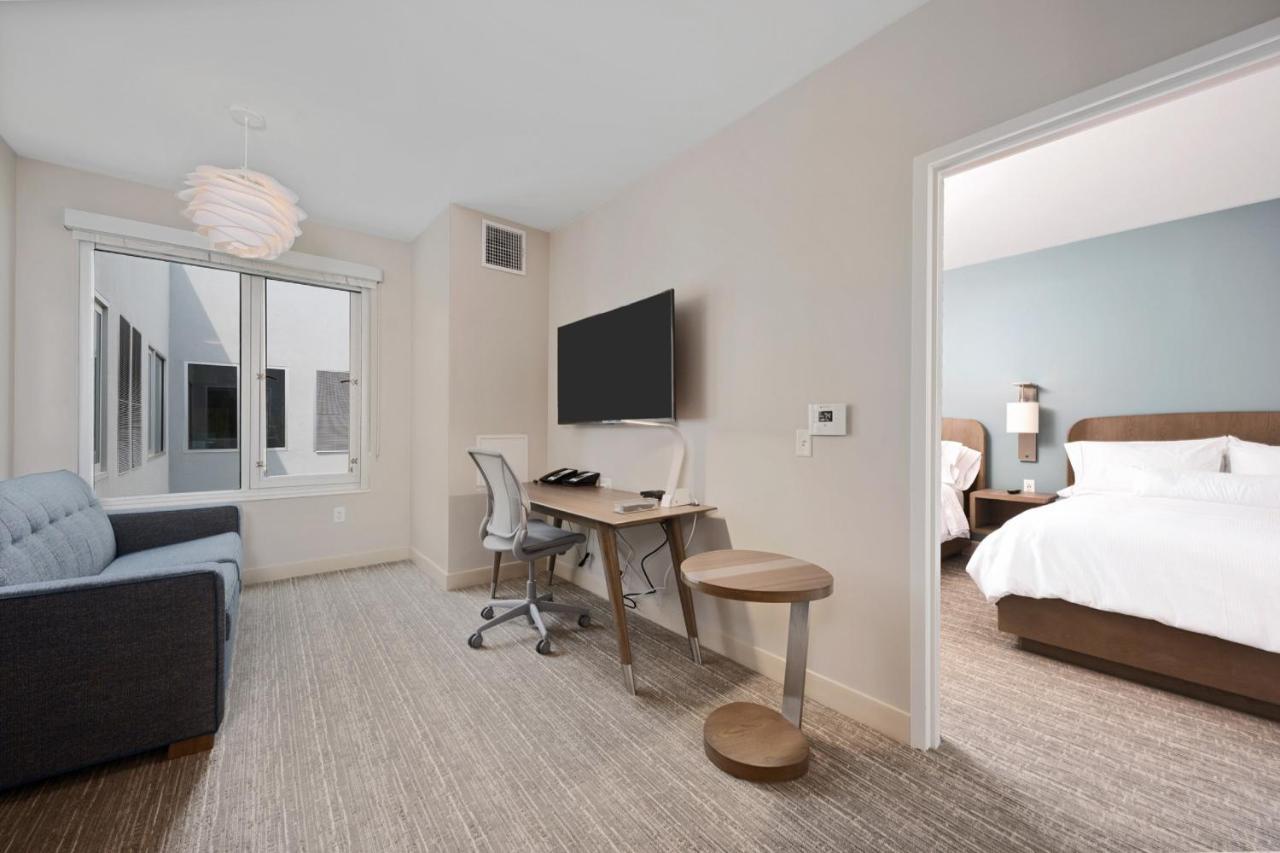Готель Element Hampton Peninsula Town Center Екстер'єр фото
