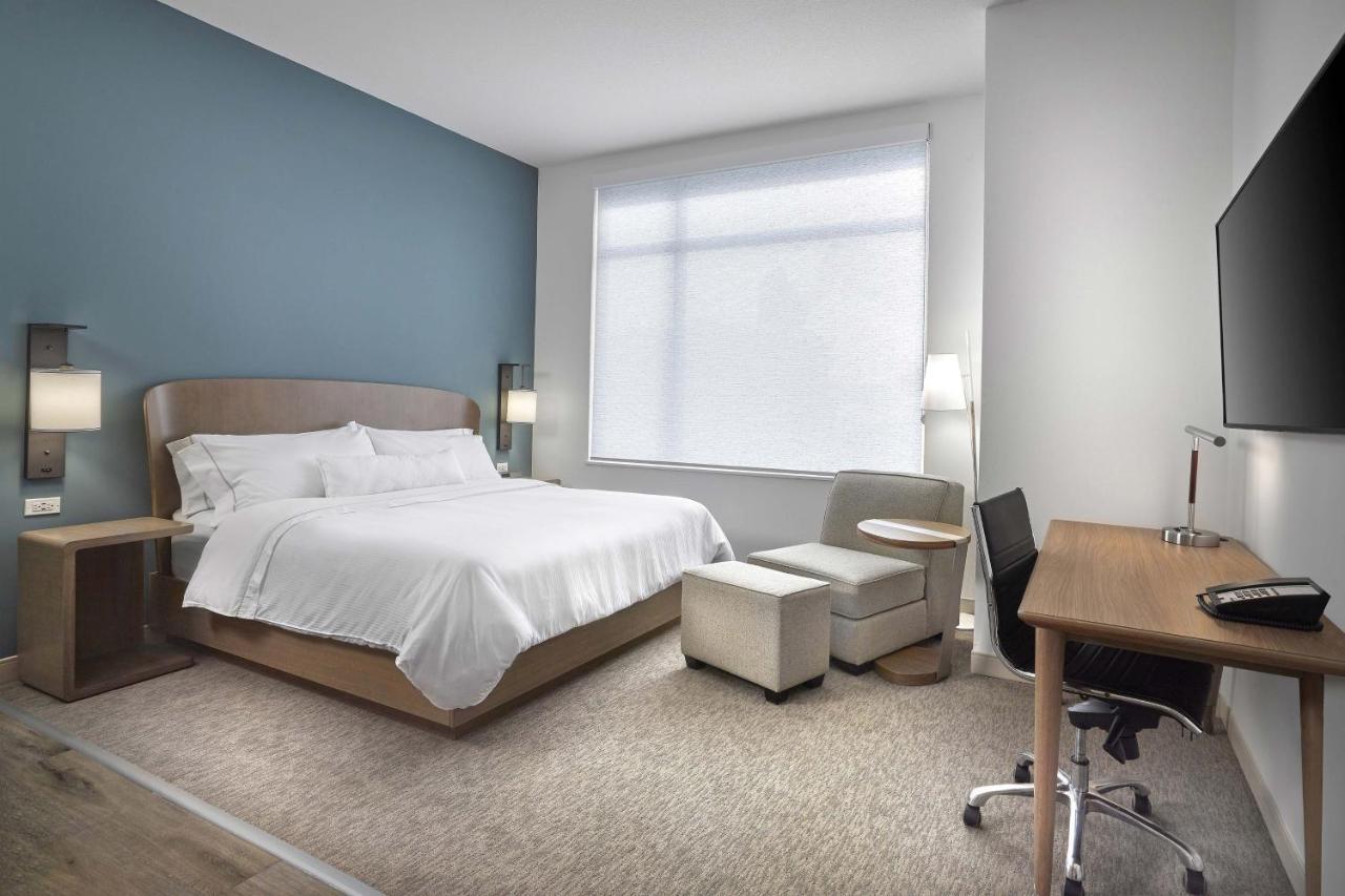 Готель Element Hampton Peninsula Town Center Екстер'єр фото