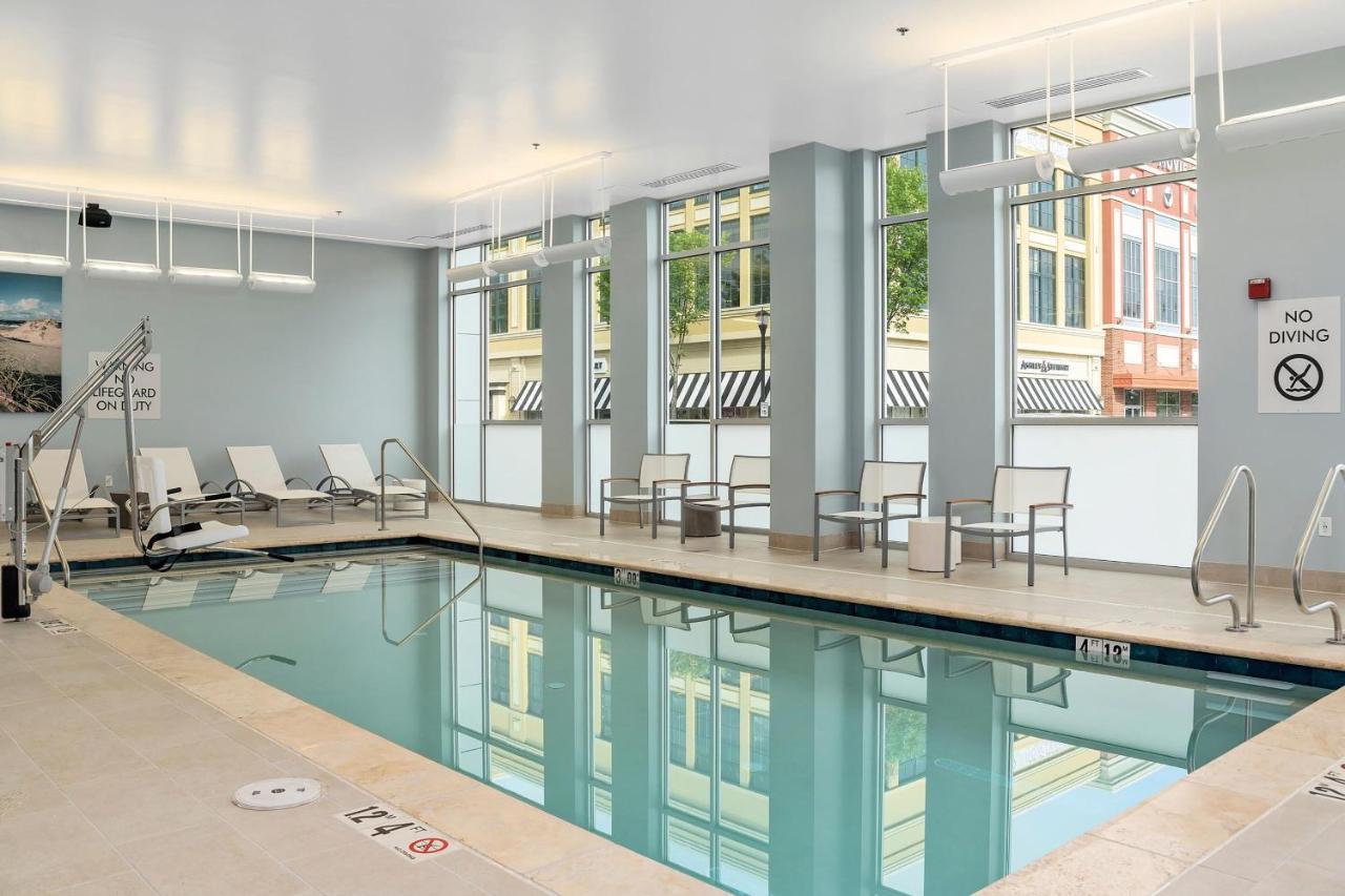 Готель Element Hampton Peninsula Town Center Екстер'єр фото